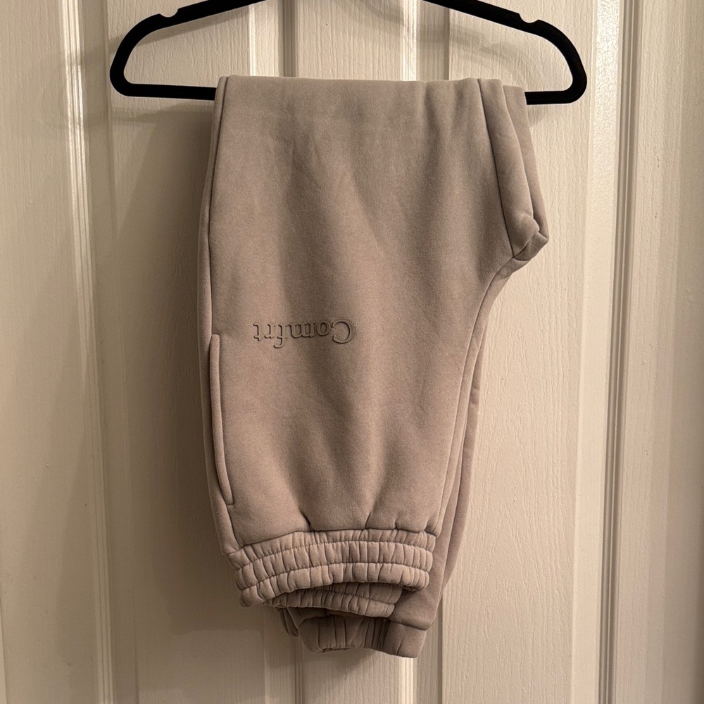 Comfrt Minimalist Sweatsuit Set - Picture 7 of 11